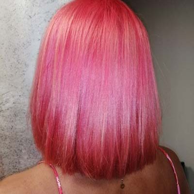 Ejemplo de trabajo de coloración rosa en una melena corta lisa