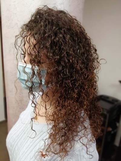 Acabado de peinado en pelo largo rizado Acabado de peinado en pelo largo rizado