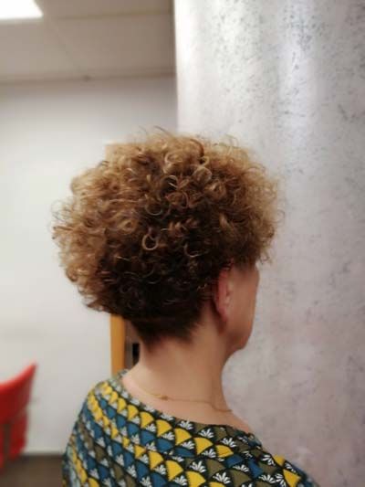 Acabado de peinado para muer en pelo rizado corto Acabado de peinado para muer en pelo rizado corto