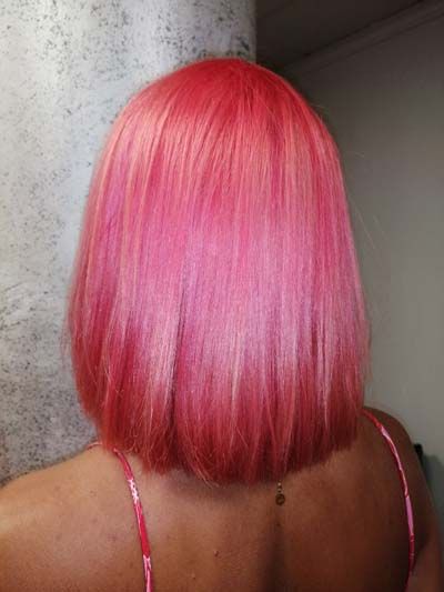 Ejemplo de trabajo de coloración rosa en una melena corta lisa Ejemplo de trabajo de coloración rosa en una melena corta lisa